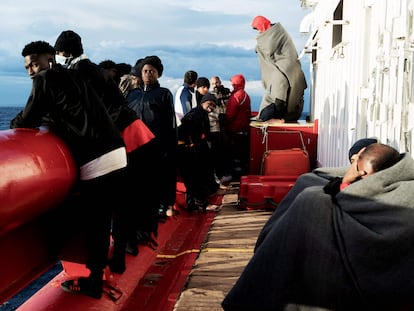 Migrantes rescatados en la cubierta del barco 'Ocean Viking', el 13 de noviembre.