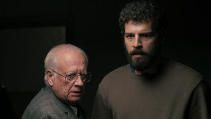 Juan Echanove en el papel del experto conocido como Carapocha y Francisco Ortiz como el inspector Sancho. Los dos se alían para dar caza al asesino en 'Memento Mori'.