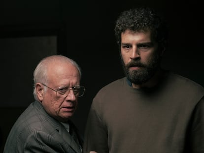 Juan Echanove en el papel del experto conocido como Carapocha y Francisco Ortiz como el inspector Sancho. Los dos se alían para dar caza al asesino en 'Memento Mori'.