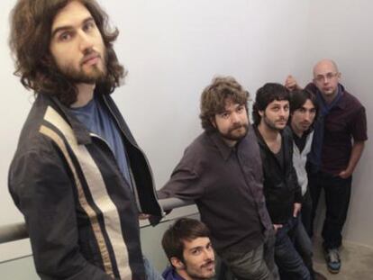 Guillermo Galván (izquierda), con Vetusta Morla.