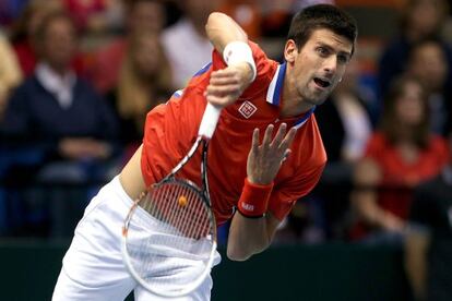 Djokovic sirve durante el partido ante Isner