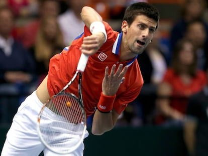 Djokovic sirve durante el partido ante Isner 