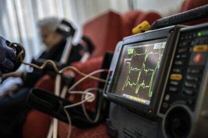 Pruebas a Rosa, de 94 años, con fuertes dolores en un brazo. Los sanitarios realizan pruebas para comprobar si se trata de un problema vascular.