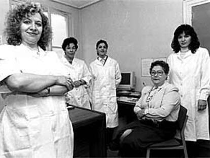 Trabajadoras de la empresa de inserción dedicada a la limpieza Altea, SL, en 1996.