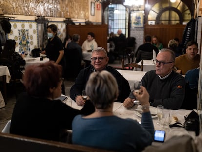 Comensales en el restaurante Can Culleretes,  de Barcelona, después de las últimas restricciones del Govern.