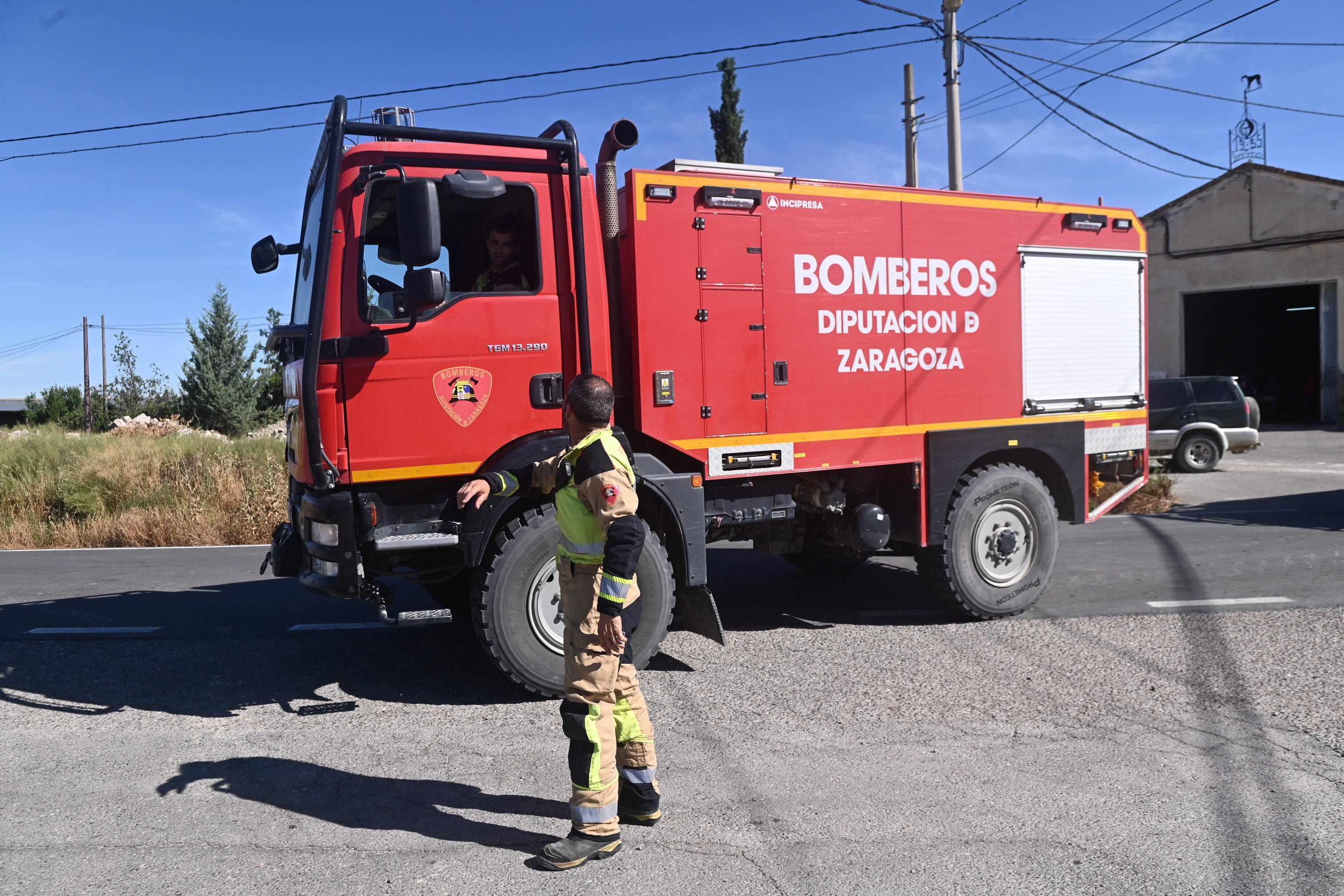 Muere un bombero y un trabajador en un incendio en un taller mecánico de Calatorao (Zaragoza)