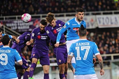 Marcos Alonso marca de cabeza ante el Nápoles.