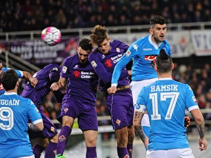 Marcos Alonso marca de cabeza ante el N&aacute;poles.