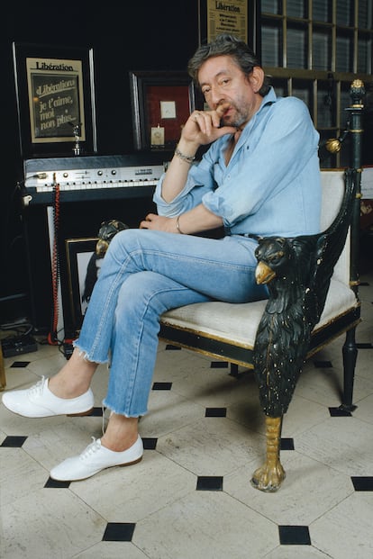 Serge Gainsbourg en su apartamento de París, al piano.