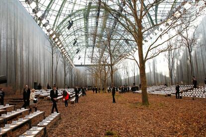 Vista de la instalación del desfile, que transformó el interior del Grand Palais en un bosque de árboles desnudos.