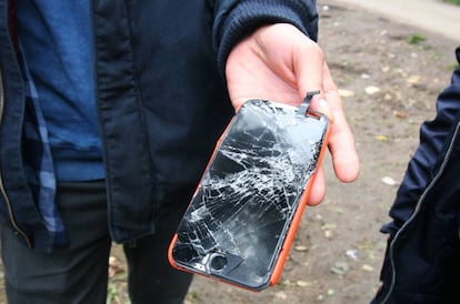 Un joven iraní muestra en Bihac su teléfono, que asegura que fue destrozado por la policía croata al otro lado de la frontera.