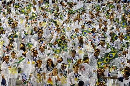 La escuela de samba Uniao da Ilha ha participado con una profusión de banderas de Brasil.