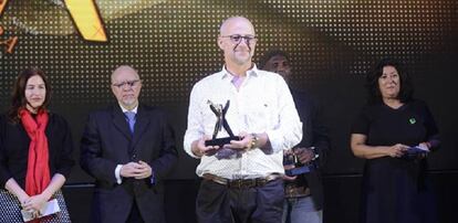 El argentino José Niemetz recibe el Premio Clarín de Novela.