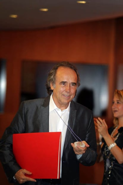 El cantautor catalán Joan Manuel Serrat, investido 'doctor honoris causa' por la Universidad Pompeu Fabra (UPF).
