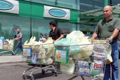 Un grupo de libaneses se proveen de comida en un centro comercial de Beirut.