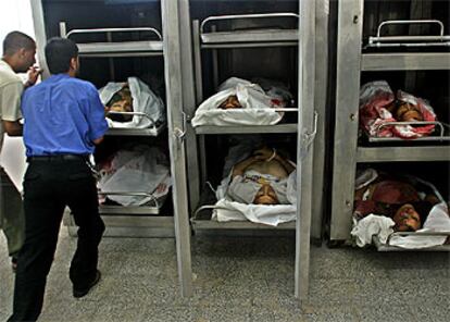 Personal sanitario introduce en un depósito de Gaza los cuerpos de seis palestinos muertos por soldados israelíes.
