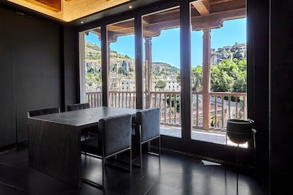 El salón de Casas Colgadas, con sus paredes negras en un guiño a la sala del mismo color del vecino Museo de Arte Abstracto Español, en Cuenca.