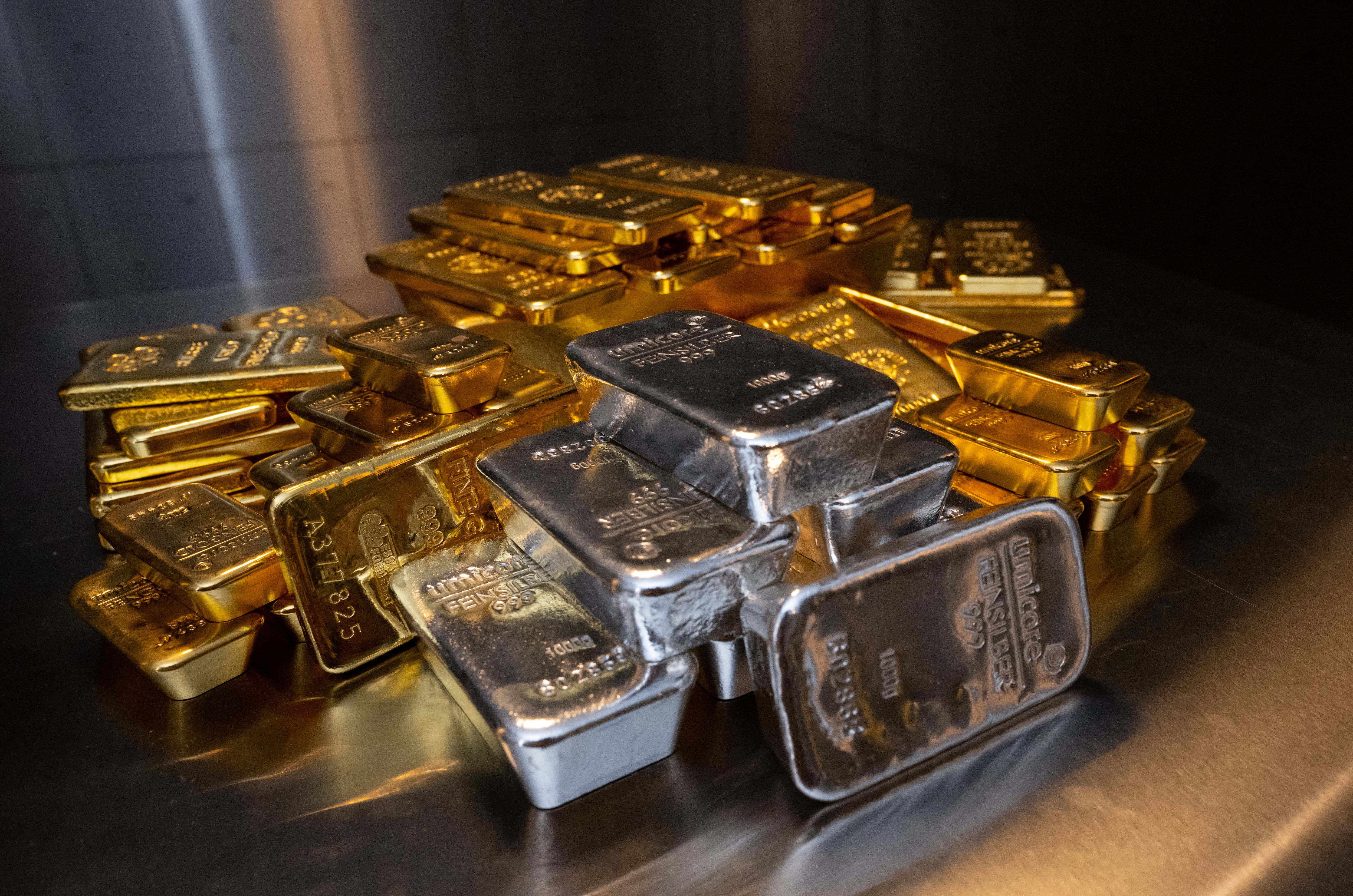Lingotes de plata y oro en las cámaras acorazadas del vendedor Pro Aurum.