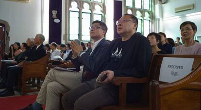 Los líderes condenados Benny Tai (derecha), Chan Kin-man (centro) y Chu Yiu-ming (primero del banco de la izquierda) durante una misa el pasado 6 de abril.