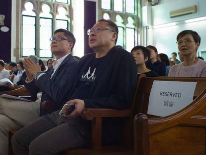 Los líderes condenados Benny Tai (derecha), Chan Kin-man (centro) y Chu Yiu-ming (primero del banco de la izquierda) durante una misa el pasado 6 de abril.