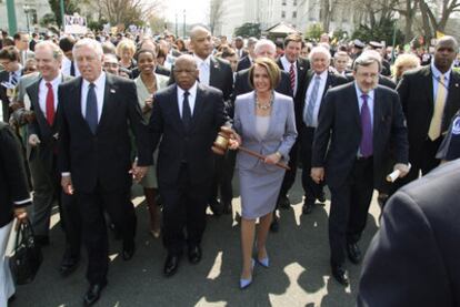 La presidenta de la Cámara de Representantes, Nancy Pelosi (con el mazo con el que se aprobó la reforma de 1965), con otros congresistas.