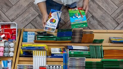 Una persona consulta el material escolar en una librería.