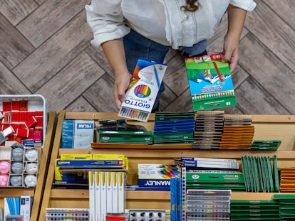 Una persona consulta el material escolar en una librería.