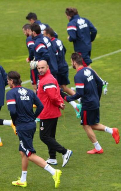 Paco Jémez, ayer, en el entrenamiento del Rayo.