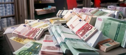 Billetes de euro en un banco.