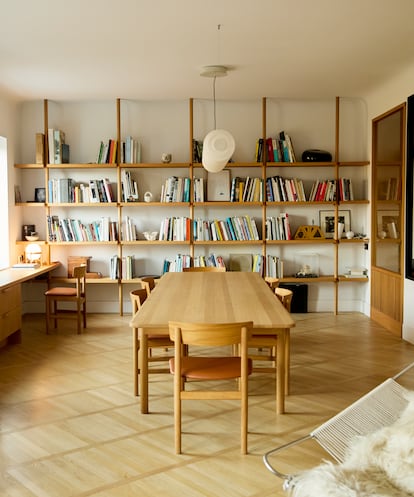 El comedor-estudio de la vivienda. La reforma corrió a cargo del arquitecto francés Laurent Deroo, que diseñó para ellos elementos del mobiliario, como la librería, en la que conviven libros de arte, arquitectura y diseño.