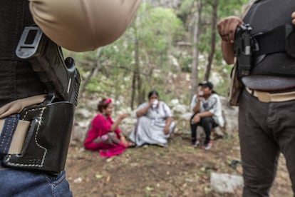 Activistas de La Guajira descansan mientras son vigiladas por su escolta. Todas ellas viven amenazadas.