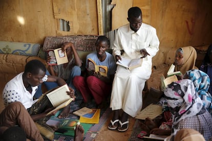 Un clérigo enseña a un grupo de alumnos en una escuela islámica cercana al mercado central de la ciudad de Agadez.