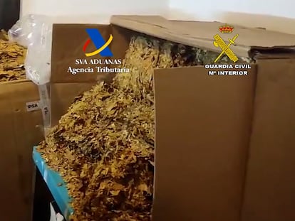 Parte de los más de tres toneladas de tabaco intervenidas en una operación contra contrabandistas, en Sevilla.