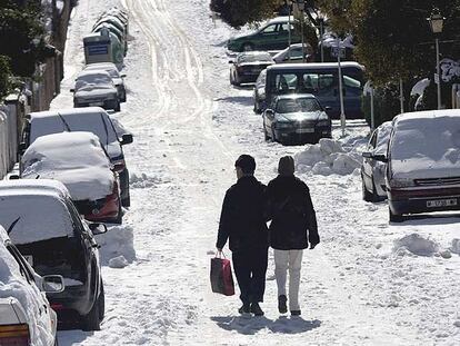 Copiosa nevada en una de las calles de Manzanares el Real.