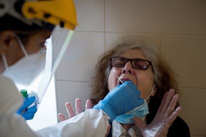 Una enfermera realiza de una prueba PCR ,el viernes, en el Complejo Hospitalario Universitario de Ourense (CHUO).