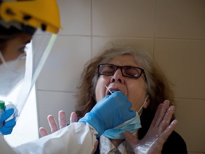 Una enfermera realiza de una prueba PCR ,el viernes, en el Complejo Hospitalario Universitario de Ourense (CHUO).
