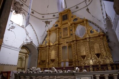 La principal iglesia de Juchitán, San Vicente Ferrer, perdió una de sus torres durante el seísmo, que cayó en el patio, donde hoy se ve un profundo hoyo. La cúpula apenas se mantiene en pie.