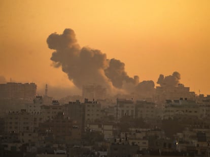 Explosiones en el norte de Gaza tras la respuesta de Israel al ataque terrorista de Hamás.