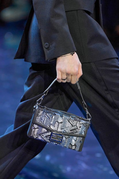 El espíritu disco de Studio 54 se apropia de esta variación rígida y acristalada del emblemático modelo Baguette, de Fendi, para el próximo invierno.