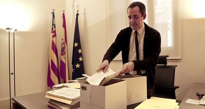 Jorge Alarte, en el momento de recoger sus pertenencias en el despacho de portavoz parlamentario socialista.
