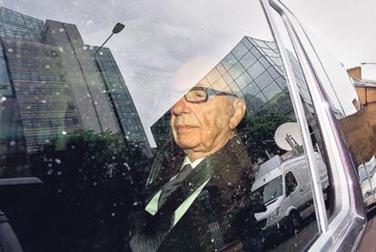 Rupert Murdoch, dueño del tabloide, llegando a la sede de News International en Londres.