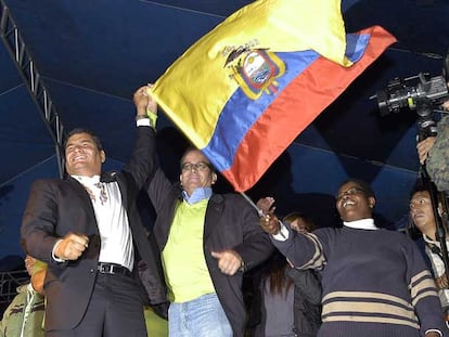 Correa (izquierda) y Acosta (a su derecha) muestran una bandera ecuatoriana a los seguidores congregados para celebrar la victoria.