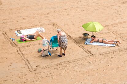 Vecinos. Playa de San Lorenzo, Gijón, julio de 2020.