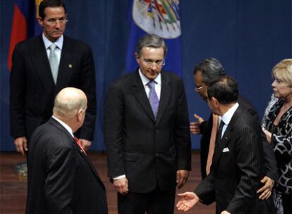 Álvaro Uribe, en el centro, a su llegada a la ceremonia de apertura de la 38ª Asamblea General de la OEA en Medellín