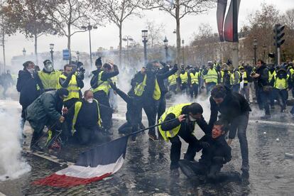Una manifestante es atendida tras ser herida durante los disturbios este sábado en París.