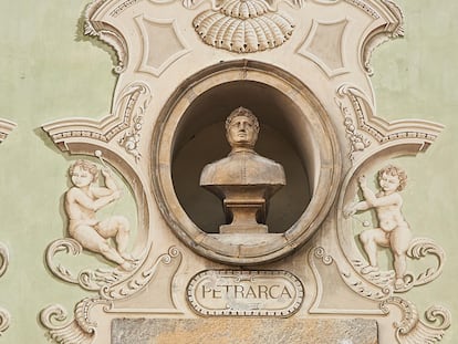 Escultura de Francesco Petrarca en la fachada de un edificio en Bellinzona, Suiza.