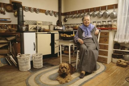 Marguerite Yourcenar (Bruselas, 1903-Maine, 1987), fotografiada en 1979 en su casa de Maine (Estados Unidos).