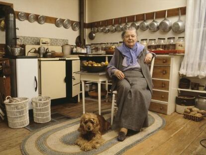 Marguerite Yourcenar (Bruselas, 1903-Maine, 1987), fotografiada en 1979 en su casa de Maine (Estados Unidos).