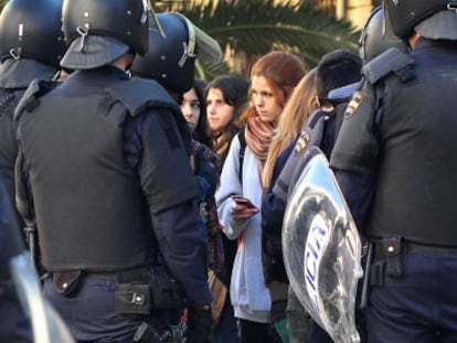 Dos de los identificados en la comisar&iacute;a de Zapadores, en Valencia, el pasado 17 de febrero.