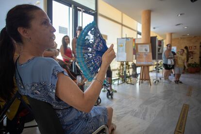 Vecinos del barrio de Torreblanca en Sevilla dentro del centro cívico de la zona.